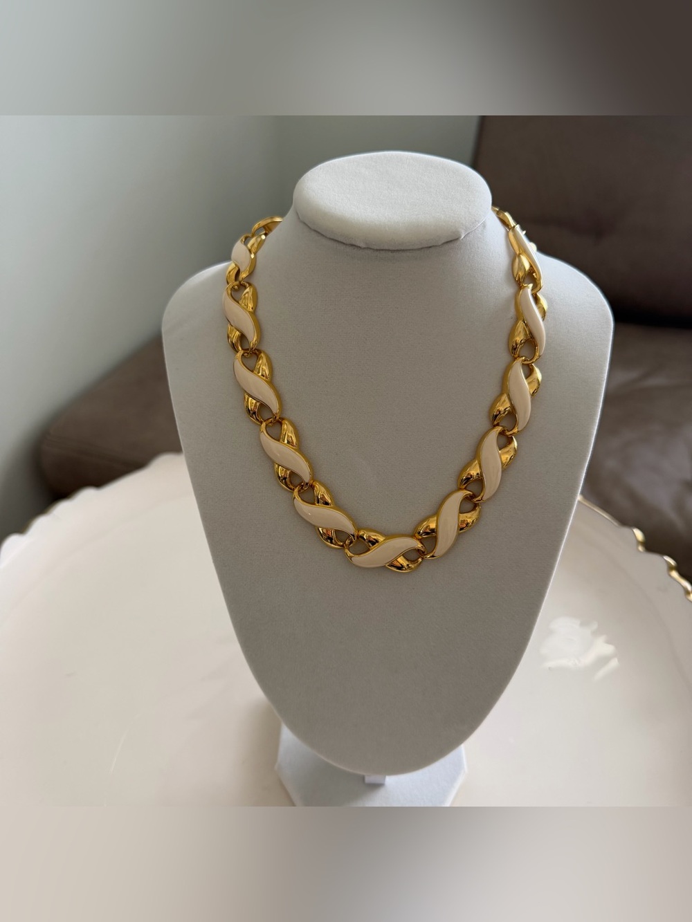 VTG 1960s Mid Century White Enamel Gold Ribbon Link Choker Necklace Pat Pend